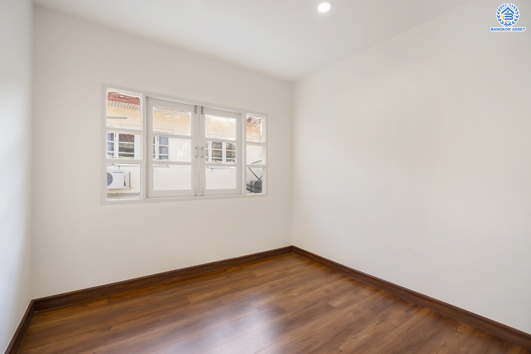 บ้านมือสองตกแต่งใหม่ ม.รติรมย์ 3 สวนผัก บ้านดีไซน์สวยพร้อมอยู่ เนื้อที่ 21 ตร.ว. ฟังก์ชัน 3 ห้องนอน 2 ห้องน้ำ 1 ที่จอดรถ บนทำเลศักยภาพ เชื่อมต่อหลายเส้นทางหลัก ใกล้ทางด่วน "ศรีรัช" รถไฟฟ้าสายสีแดง "สถานีตลิ่งชัน"และแหล่ง Community Mall ชั้นนำมากมาย